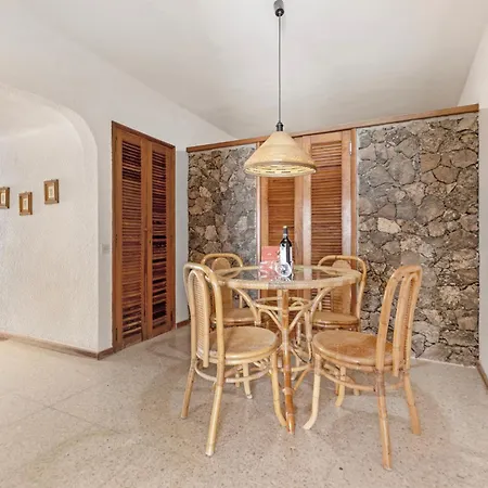 House Christine アパート